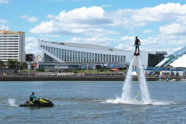 Minsk'te Flyboard. Temmuz 22, 2017. Minsk, Beyaz Rusya.