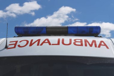 Ambulans ve flaşör veya yanıp sönen ışık