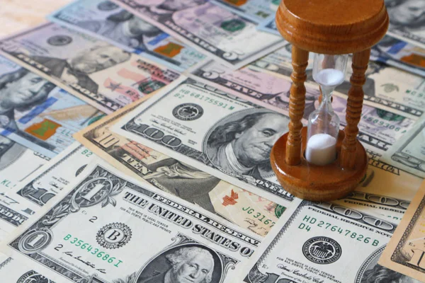 Kum saati ve dolar. Kavram - vakit nakittir.