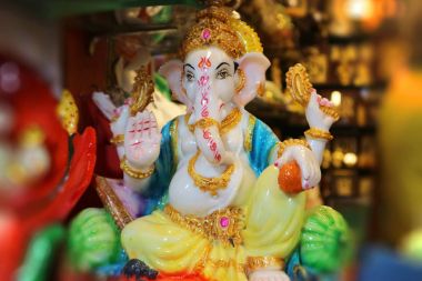 Tanrı Ganesha heykelcik. Hint hatıra. Güzel Ganapati dört kollu bir jestle kutsar.
