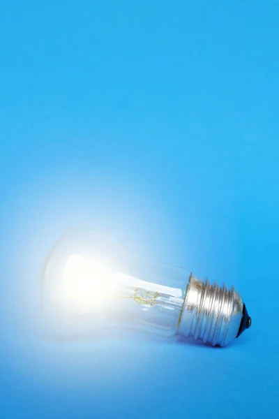 Une Ampoule Lumineuse Sur Fond Bleu Photo Verticale — Photo