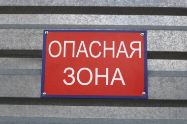 Çitteki kırmızı uyarı levhasında Rusça 