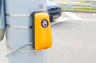 Yaya geçidinde trafik lambası düğmesi. Gitmek için elini cihaza koyman gerek..