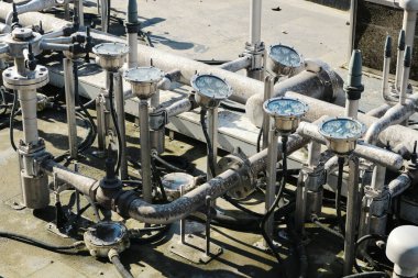 Şehirdeki eski paslı metal makine.