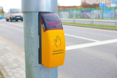 Yaya geçidinde trafik lambası düğmesi. Gitmek için elini cihaza koyman gerek..