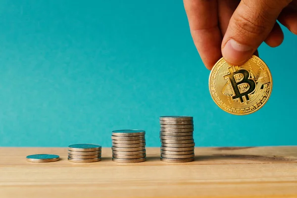Hombre Sostiene Bitcoin Mano Las Pilas Monedas Están Dispuestas Orden — Foto de Stock