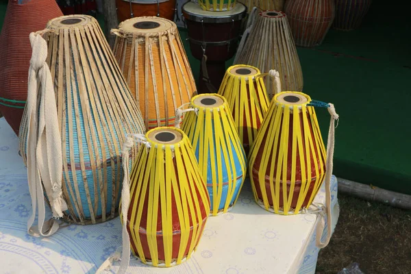 Mnohobarevné Indické Bubny Bubny Různých Velikostí Barev Jsou Vystaveny — Stock fotografie