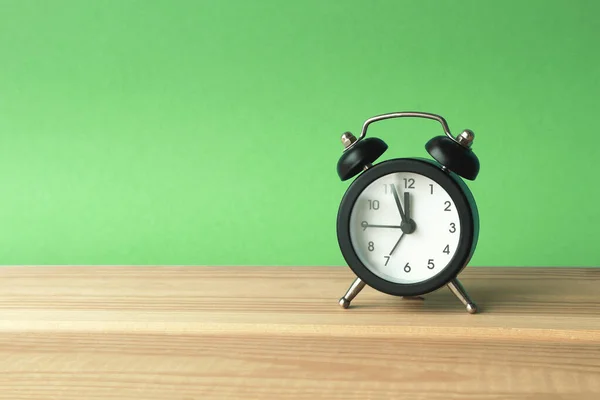 Reloj Despertador Vintage Sobre Fondo Verde —  Fotos de Stock