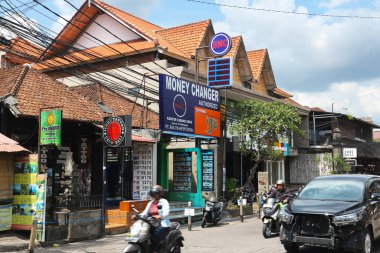 Ubud, Bali, Endonezya - 26 Aralık 2019: resmi para değişimi ve sokak trafiği. Raya! 
