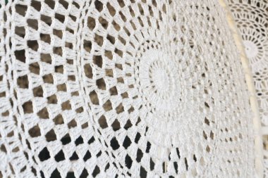 Beyaz bir iplikten örülmüş büyük bir düş kapanı parçası. Beyaz arkaplan.