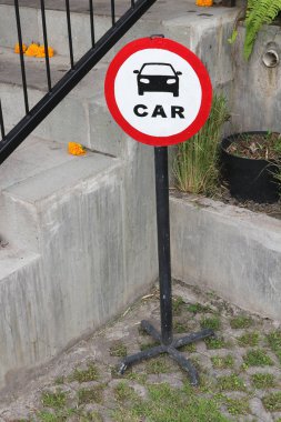 Restoranın yakınındaki kaldırımda arabaların park yeri tabelası..