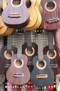 satılık çok gitar var. 
