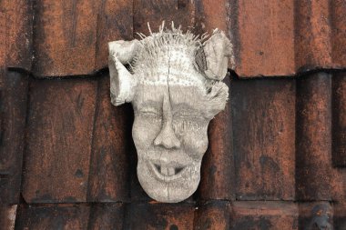 Ahşap bir arka planda Asya heykelinin beyaz yüzü