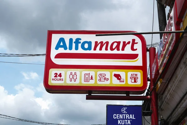 Ubud 'daki Alfamart mağazası. 26 Aralık 2019 'da Endonezya, Bali, Ubud' da açık büfe zinciri.