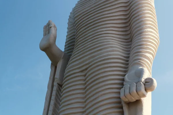 Foto Una Escultura Gran Buda Desde Abajo Punto Vista Inusual — Foto de Stock