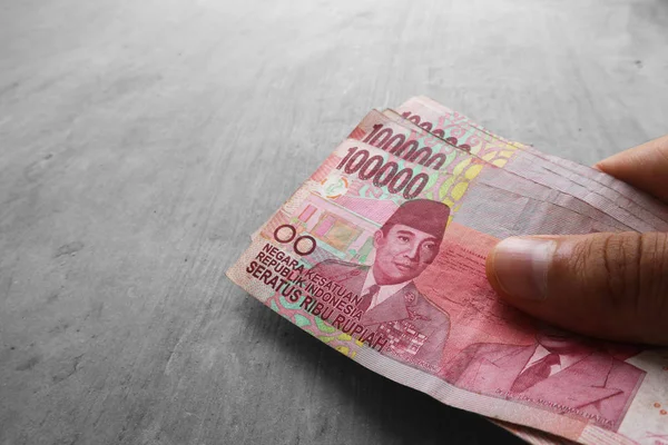 Fan Hunderttausendster Indonesischer Banknoten Auf Grauem Hintergrund — Stockfoto