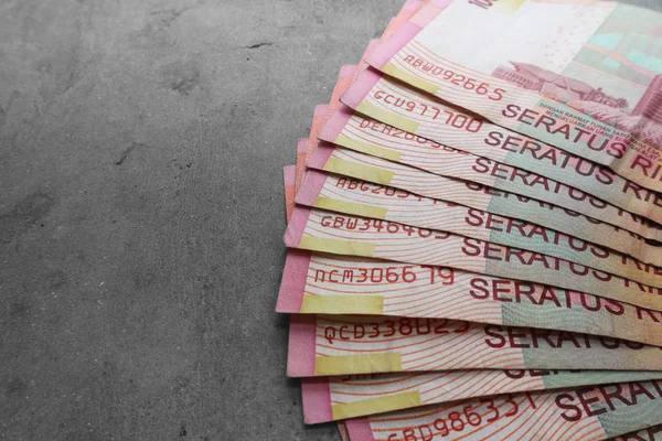 Fan Hunderttausendster Indonesischer Banknoten Auf Grauem Hintergrund — Stockfoto