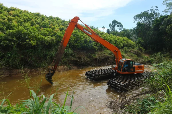 Escavadeira Lago Floresta — Fotografia de Stock