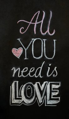 Tahtaya elle yazılmış tebeşirler. Tek ihtiyacın olan aşk.