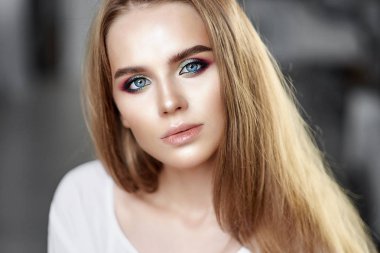 Mükemmel ciltli güzel kız yüzü - yakın çekim