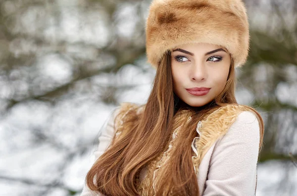 Elegante hermoso retrato de mujer de invierno. Copiar espacio. De cerca. —  Fotos de Stock