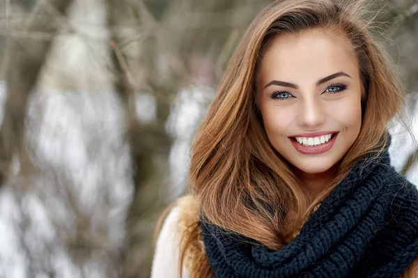 Όμορφη χαμογελαστή γυναίκα υπαίθριο πορτρέτο χειμώνα - close up — Φωτογραφία Αρχείου
