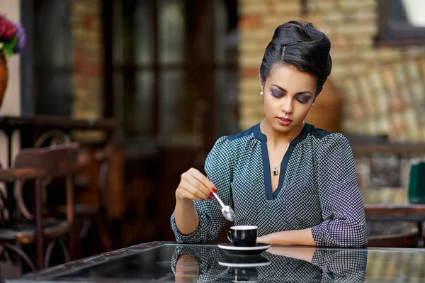 Beautiful woman with a cup of coffee — Stock Photo, Image