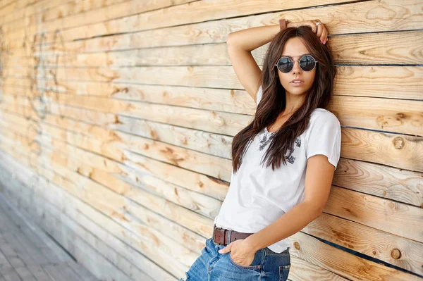 Retrato de moda de rua de mulher bonita na moda em óculos de sol — Fotografia de Stock