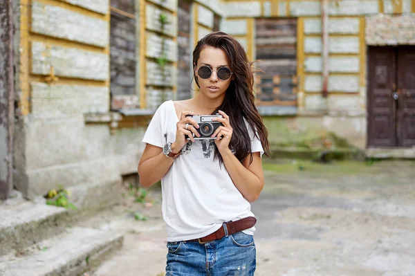 Stijlvolle vrouw met oude retro camera — Stockfoto