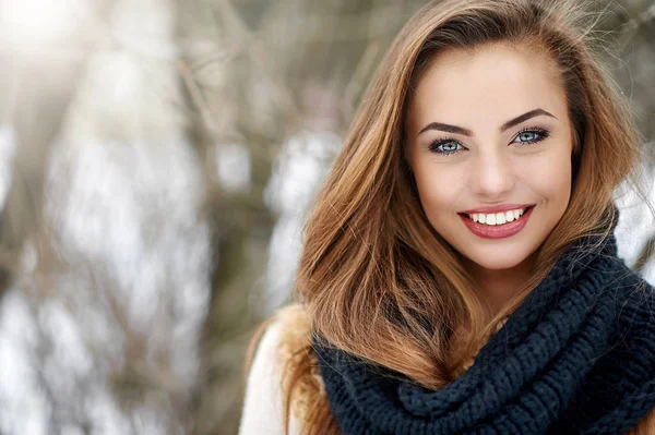 Güzel gülümseyen kadın kış portresi — Stok fotoğraf