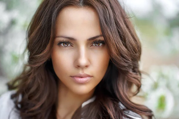 Vacker brunett kvinna ansikte närbild - perfekt hud — Stockfoto