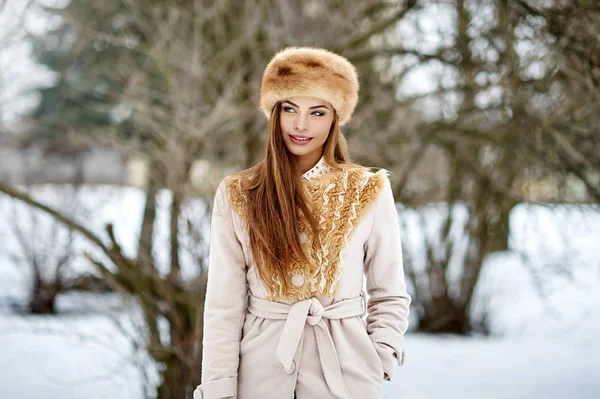 Bella donna a piedi nel parco invernale — Foto Stock