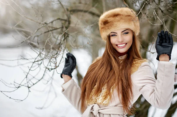 Piękny uśmiech kobieta zimowy portret — Zdjęcie stockowe