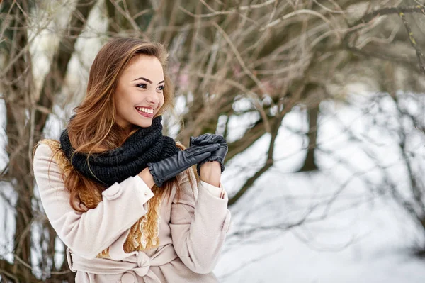 Schöne Winterfrau, die lächelt und den Kopierraum betrachtet — Stockfoto