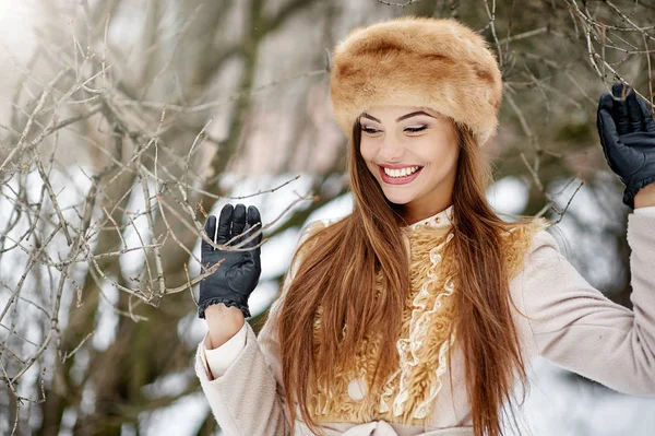 야외에서 아름다운 미소짓는 소녀의 겨울 초상화 — 스톡 사진