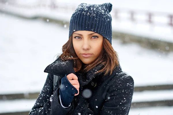 Портрет зимней женщины - крупным планом — стоковое фото