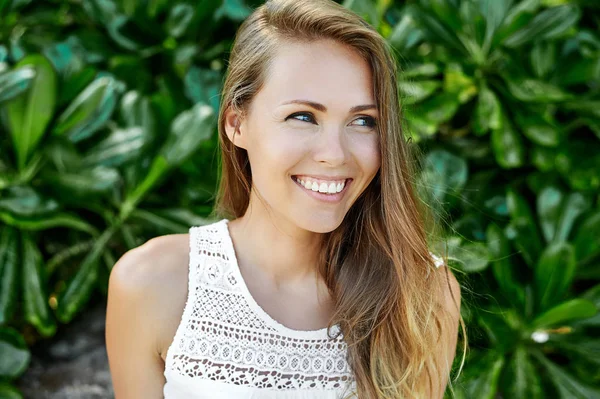 Beautifu smiing woman close up portrait — Stockfoto