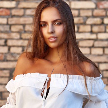 güzel kızın yüzüne - yakın çekim portre