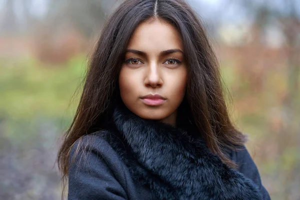 Bella bruna faccia donna con pelle perfetta - close up portr — Foto Stock