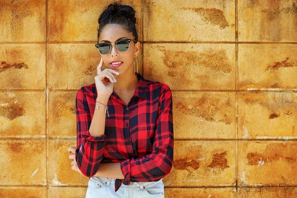 Street style fashion portrait of stylish woman in sunglasses — Stok fotoğraf