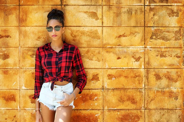 Calle retrato de moda de chica con estilo en gafas de sol y casual —  Fotos de Stock
