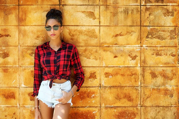 Street fashion portrait of stylish girl in sunglasses and casual — Stock Photo, Image