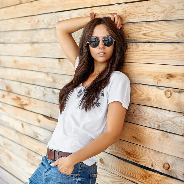 Outdoor modeportret van mooie vrouw in zonnebril — Stockfoto
