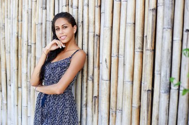 Güzel melez, sevimli kadın portresi. Açık havada.