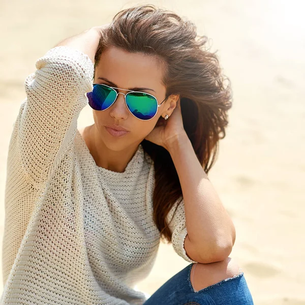 Modeporträtt av en vacker kvinna i solglasögon - närbild — Stockfoto