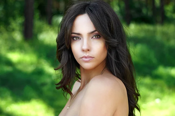 Amazing beautiful brunette woman face. Close up portrait on natu — Stock Photo, Image