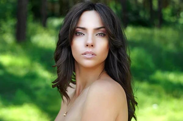 Mooie brunette vrouw met perfecte huid - outdoor lente poort — Stockfoto