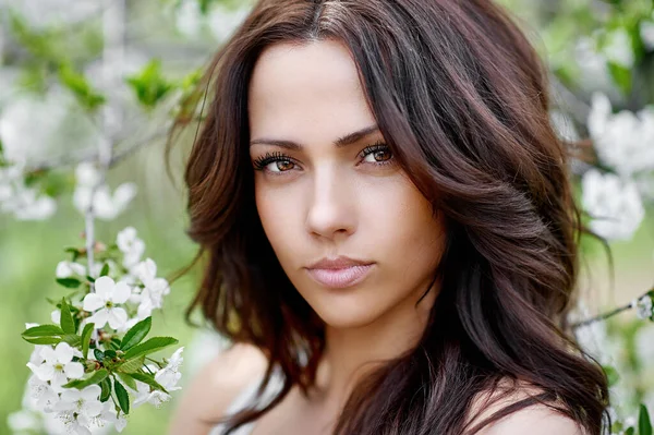 Retrato de primavera de uma mulher bonita em árvores florescentes - close u — Fotografia de Stock