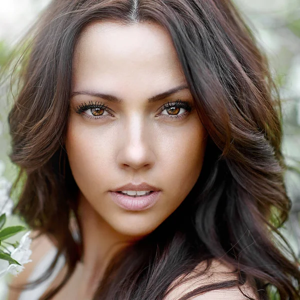 Mooie brunette vrouw met perfecte huid - close-up — Stockfoto