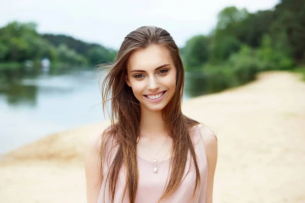 Bela Mulher Sorridente Retrato Livre — Fotografia de Stock